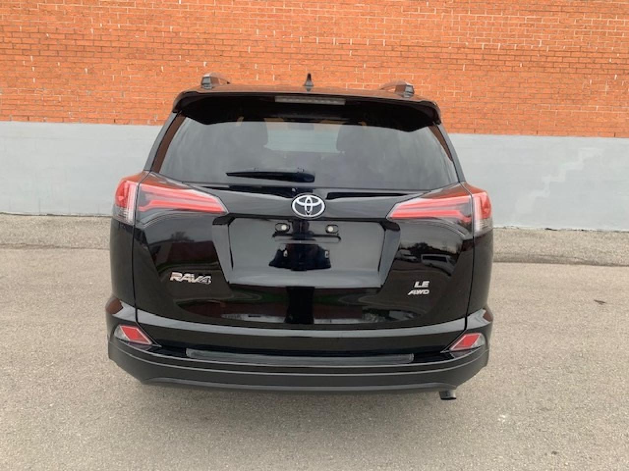 2018 Toyota RAV4 LE AWD Photo