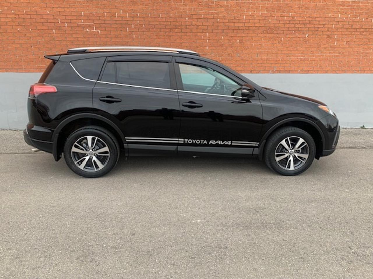2018 Toyota RAV4 LE AWD Photo