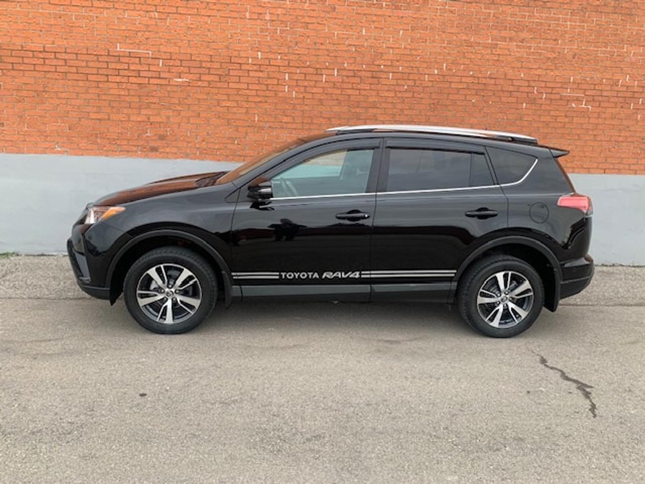 2018 Toyota RAV4 LE AWD Photo1
