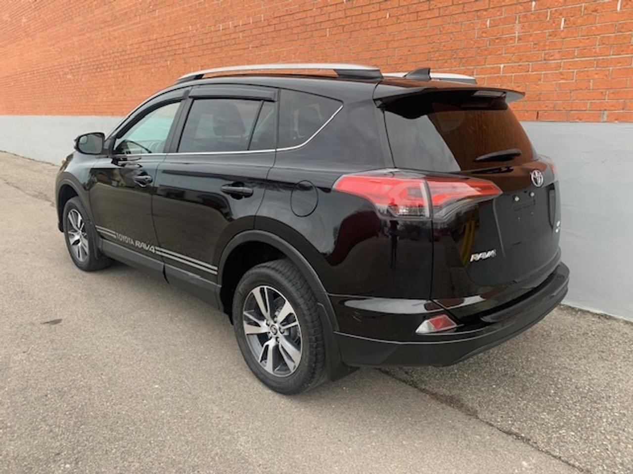 2018 Toyota RAV4 LE AWD Photo