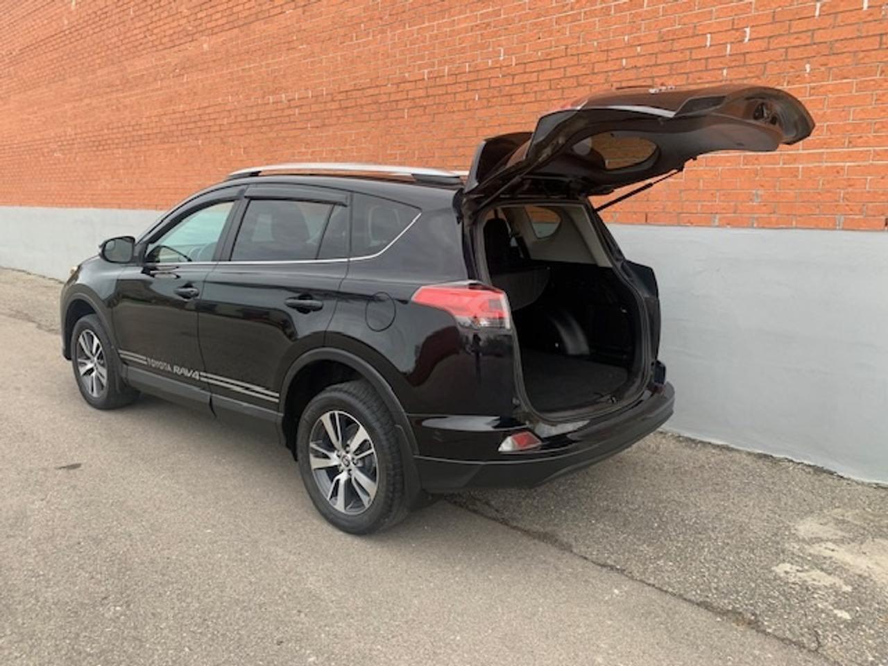 2018 Toyota RAV4 LE AWD Photo3