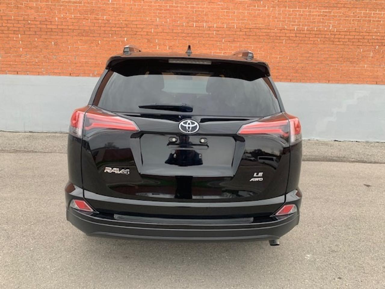 2018 Toyota RAV4 LE AWD Photo