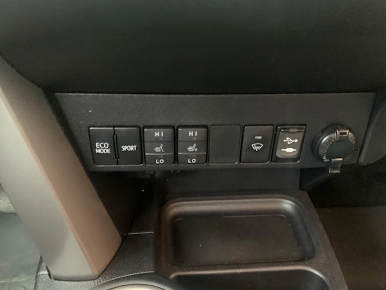 2018 Toyota RAV4 LE AWD Photo