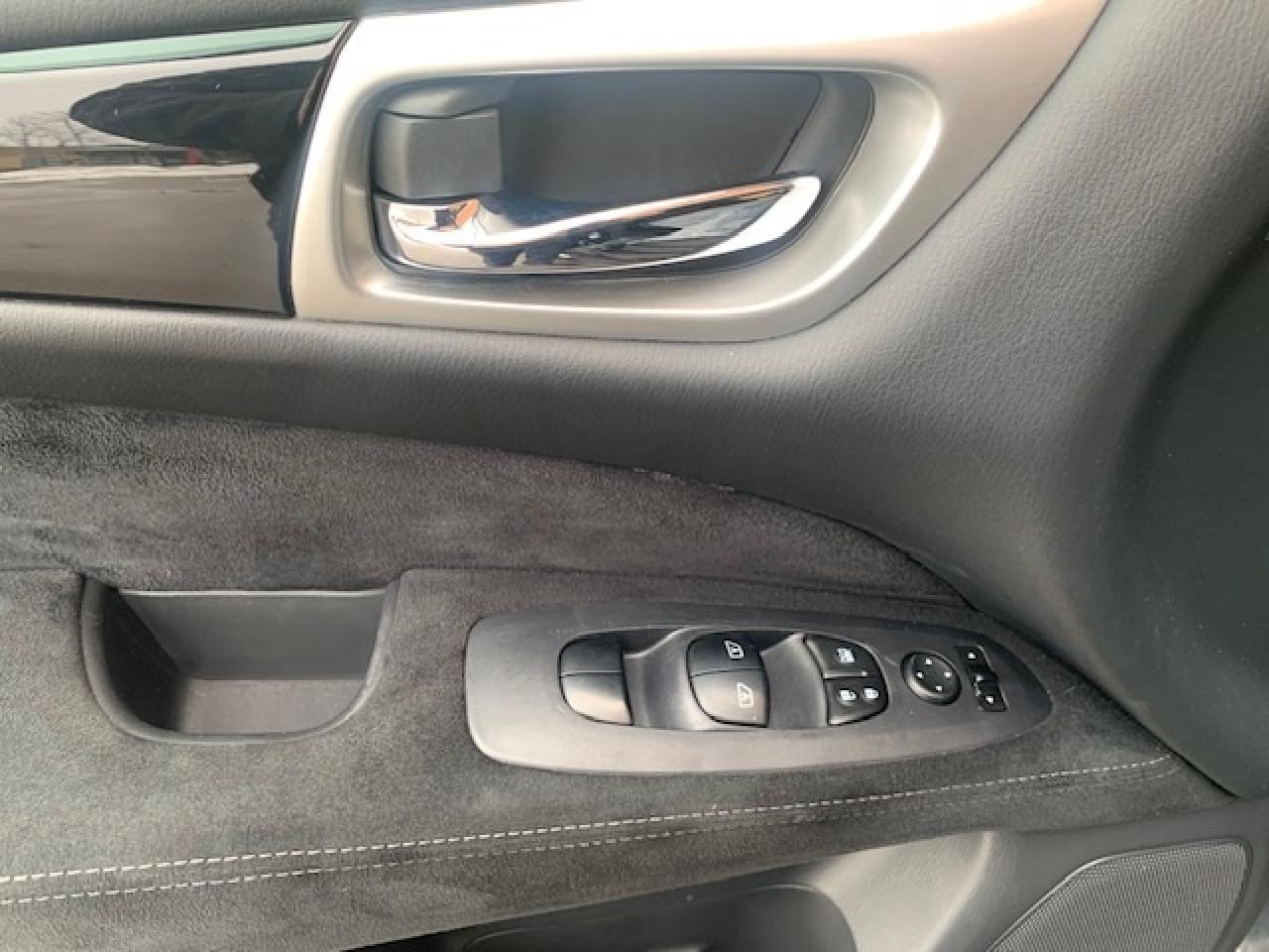 2016 Nissan Pathfinder SV AWD Photo