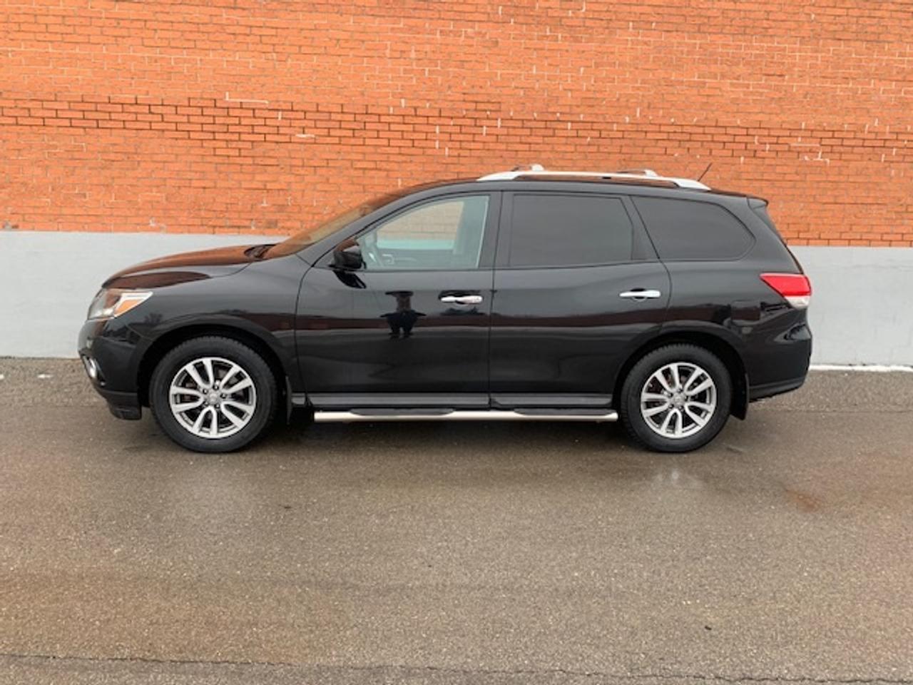 2016 Nissan Pathfinder SV AWD Photo2