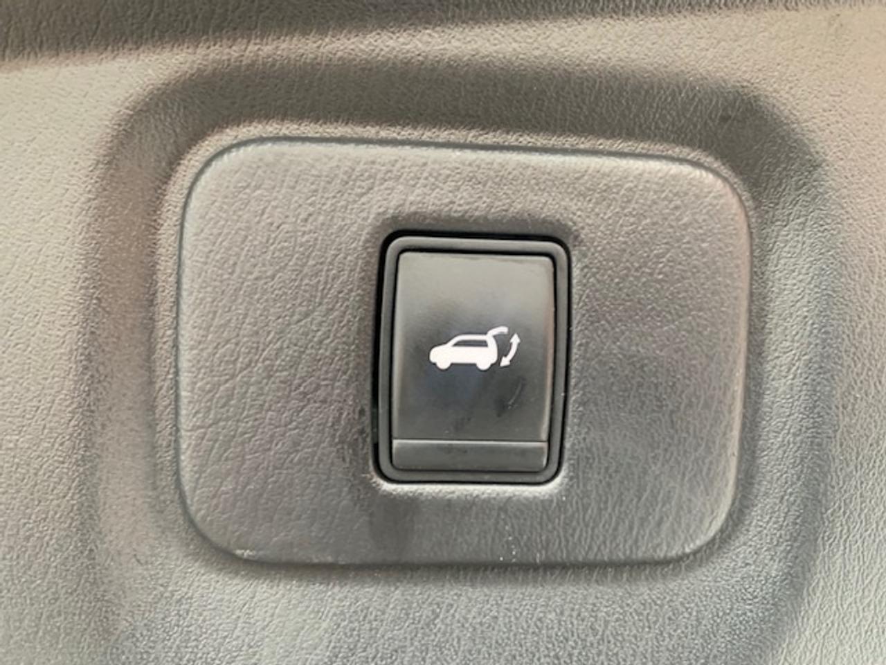 2016 Nissan Pathfinder SV AWD Photo
