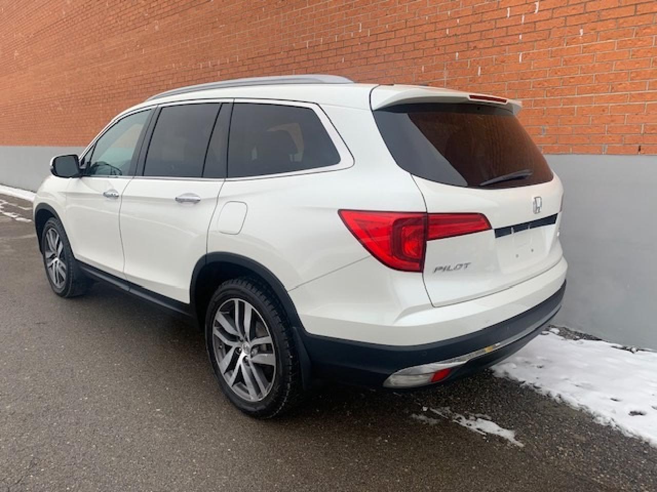 2017 Honda Pilot Touring AWD Photo2