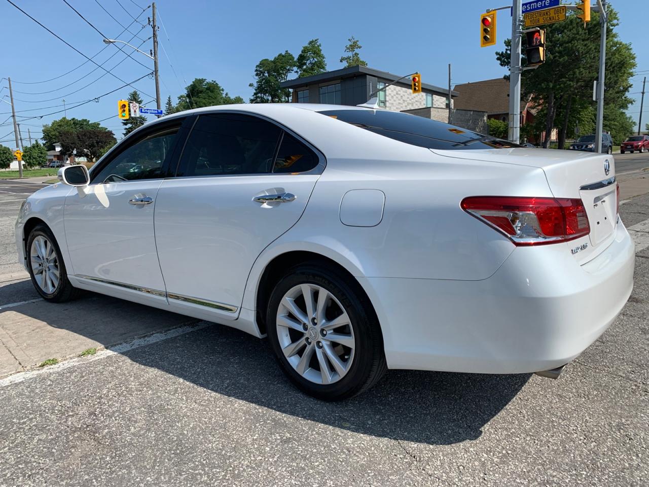 2010 Lexus ES 350 Sedan Photo
