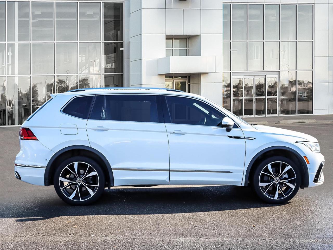 2023 Volkswagen Tiguan Highline R-line Photo2