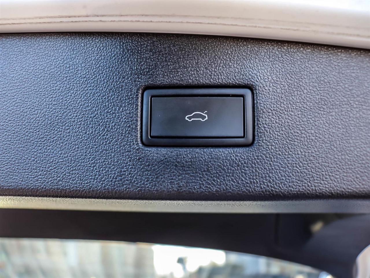 2023 Volkswagen Tiguan Highline R-line Photo