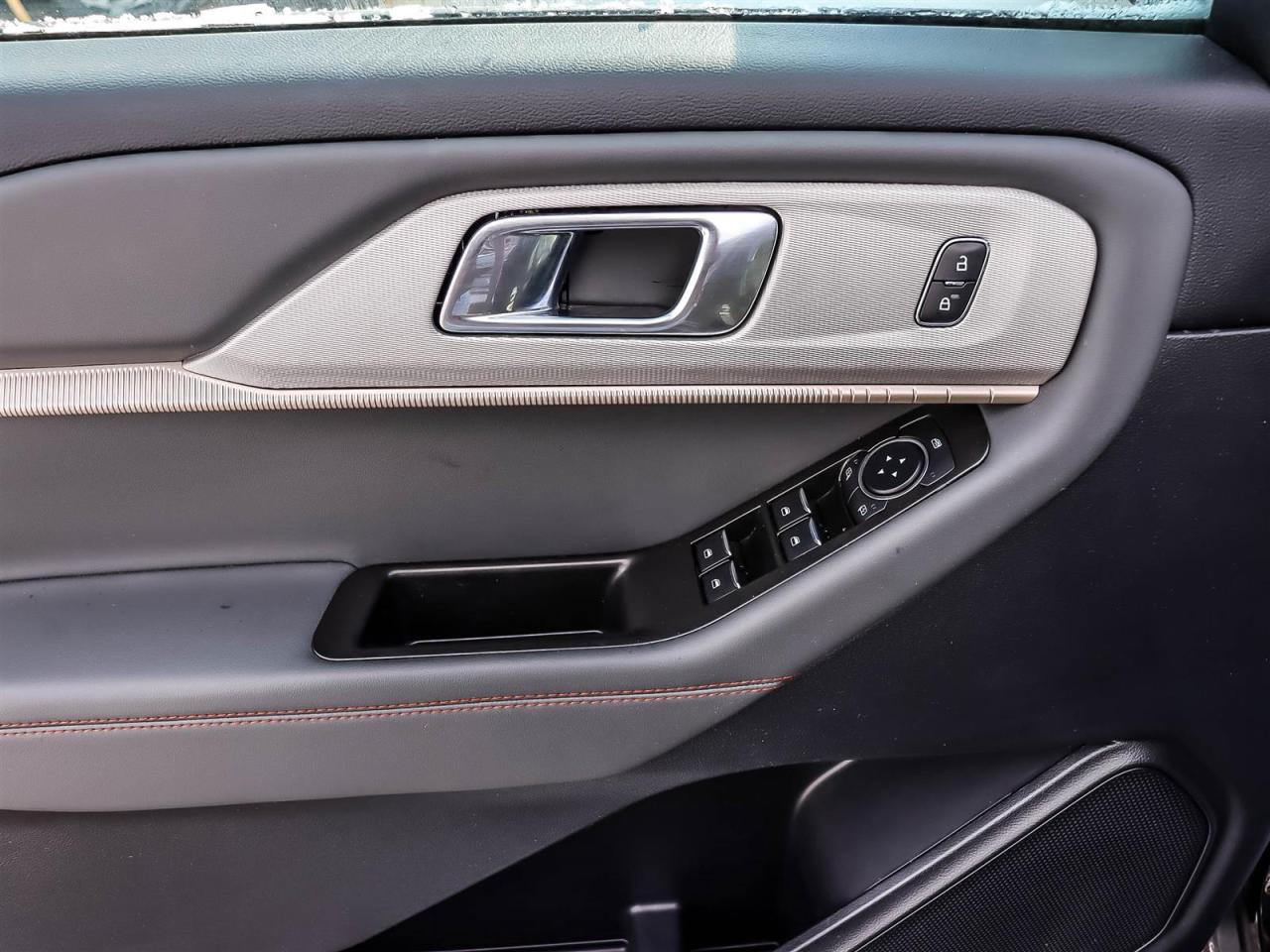 2025 Ford Explorer Active Photo