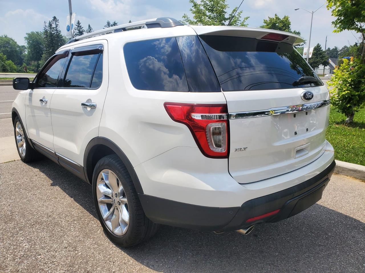 2013 Ford Explorer XLT 4WD Photo3