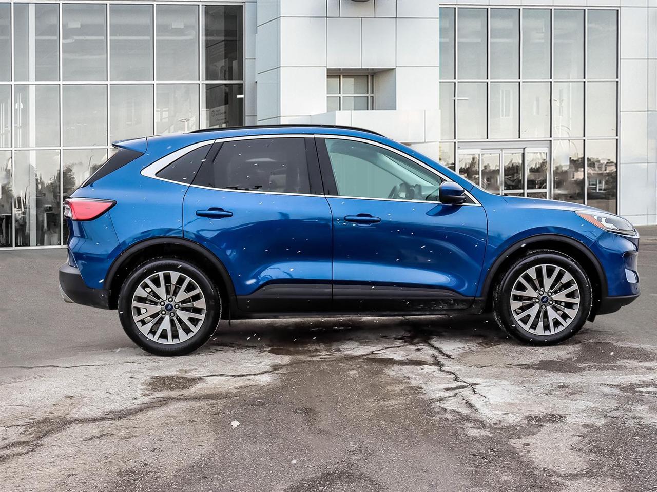 2022 Ford Escape Titanium Photo2