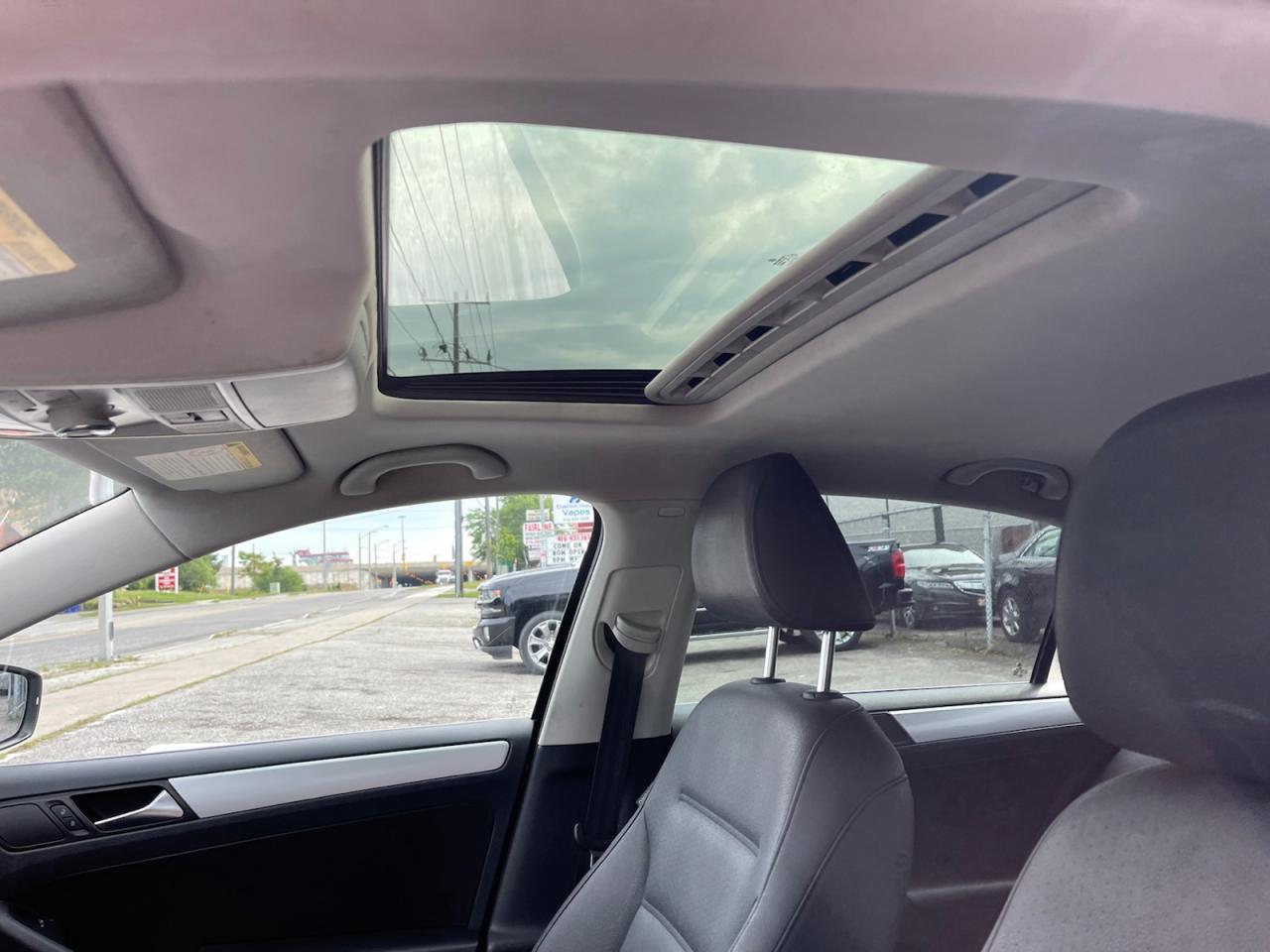 2011 Volkswagen Jetta SEL/HIGHLINE Photo