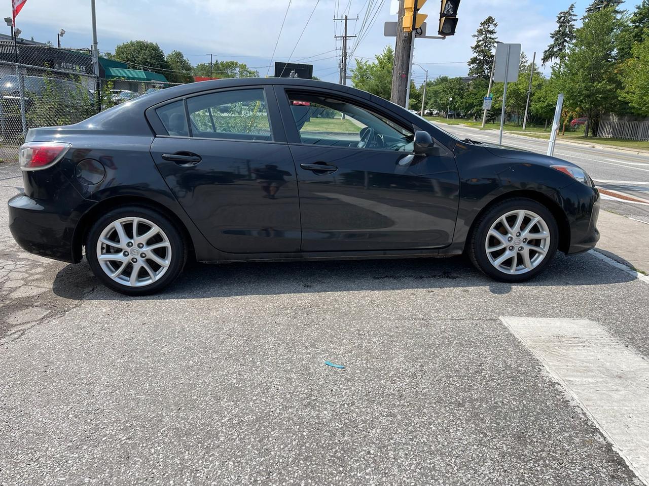 2013 Mazda MAZDA3 i Sport AUT 4-Door Photo