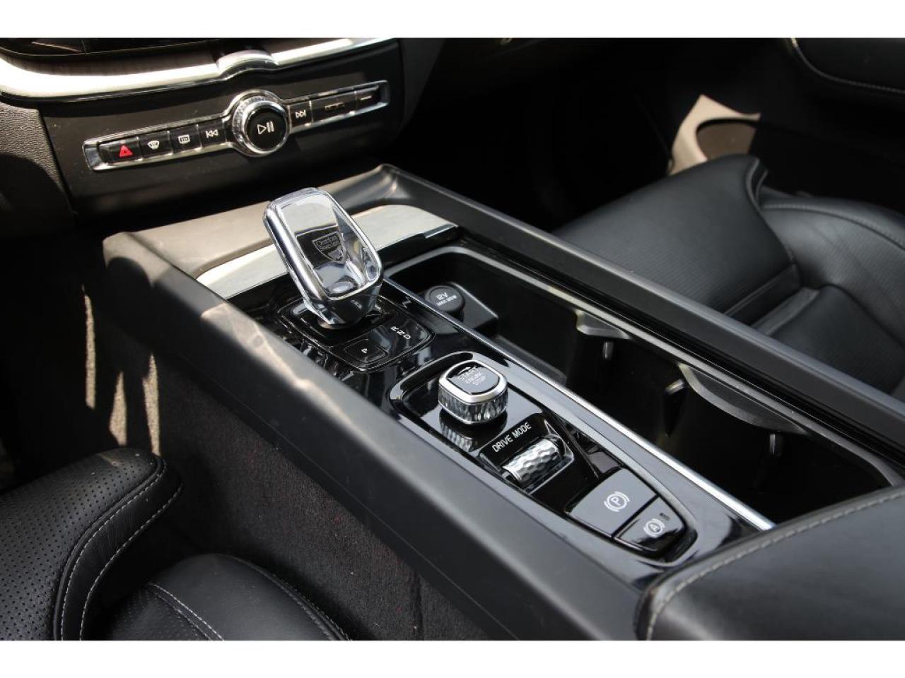 2020 Volvo XC60 T8 Inscription AWD | Turbocharged| 455 HP! Photo