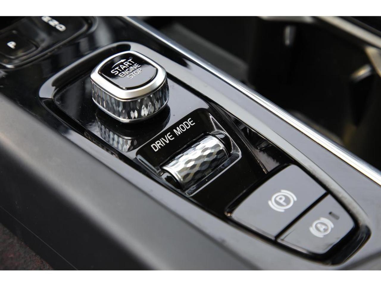 2020 Volvo XC60 T8 Inscription AWD | Turbocharged| 455 HP! Photo