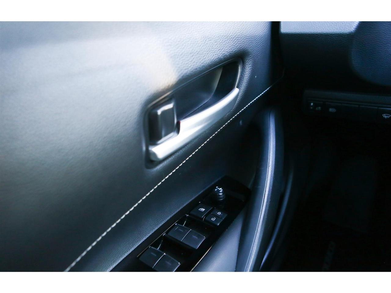 2022 Toyota Corolla SE Hatchback CVT Photo