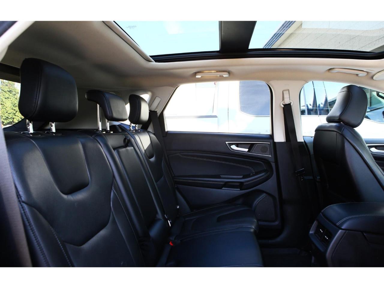 2022 Ford Edge TITANIUM - AWD - Navigation - Panorama Roof-  Leather Seats - Apple Car Play - Dual Zone Climate - Adaptive Cruise Photo