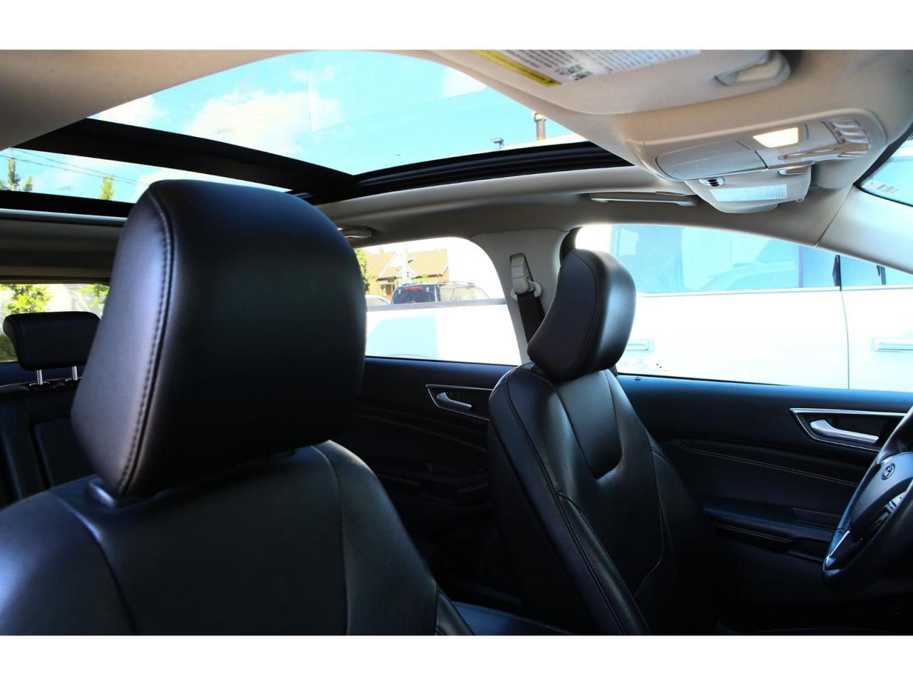 2022 Ford Edge TITANIUM - AWD - Navigation - Panorama Roof-  Leather Seats - Apple Car Play - Dual Zone Climate - Adaptive Cruise Photo