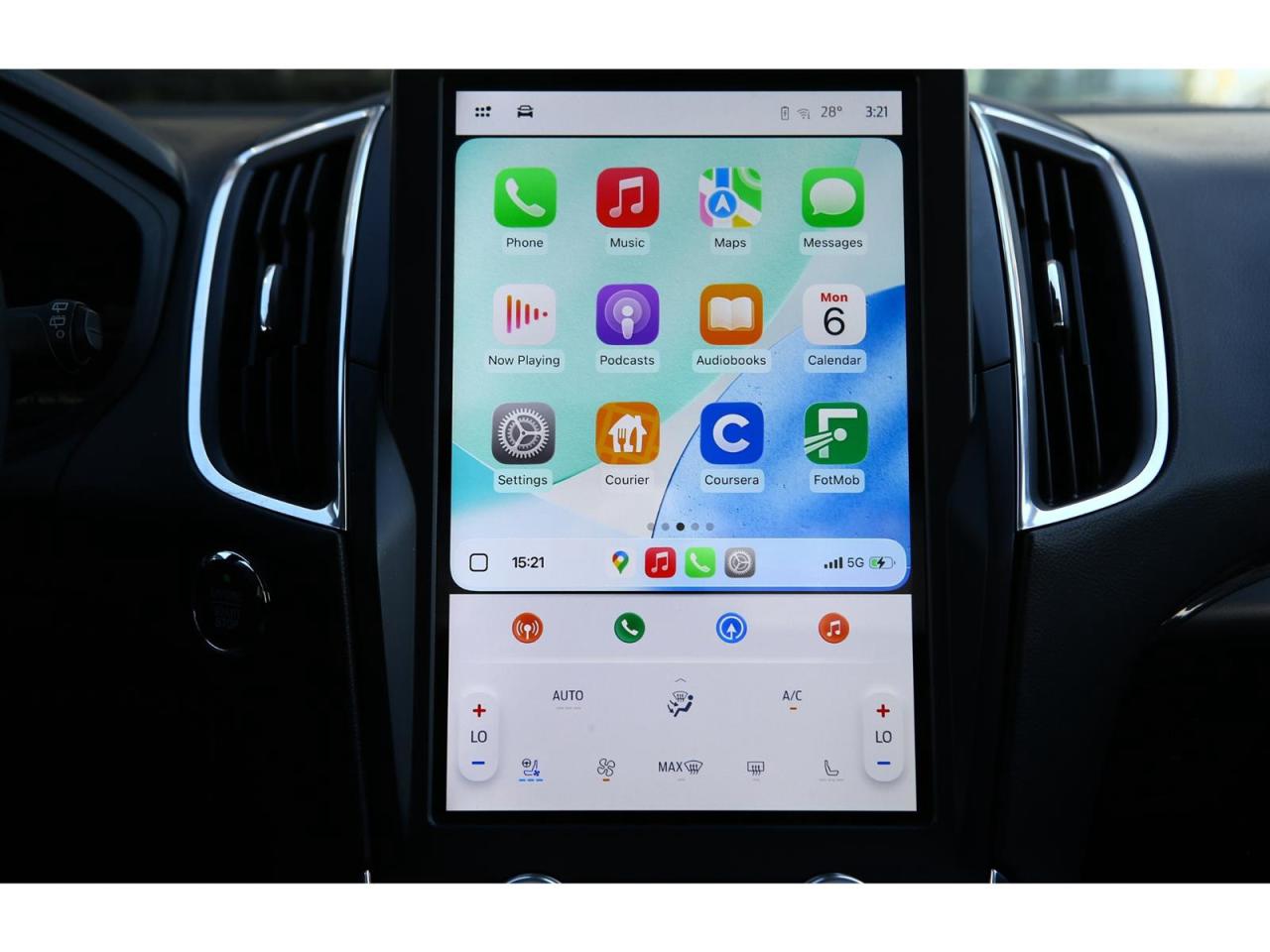 2022 Ford Edge TITANIUM - AWD - Navigation - Panorama Roof-  Leather Seats - Apple Car Play - Dual Zone Climate - Adaptive Cruise Photo