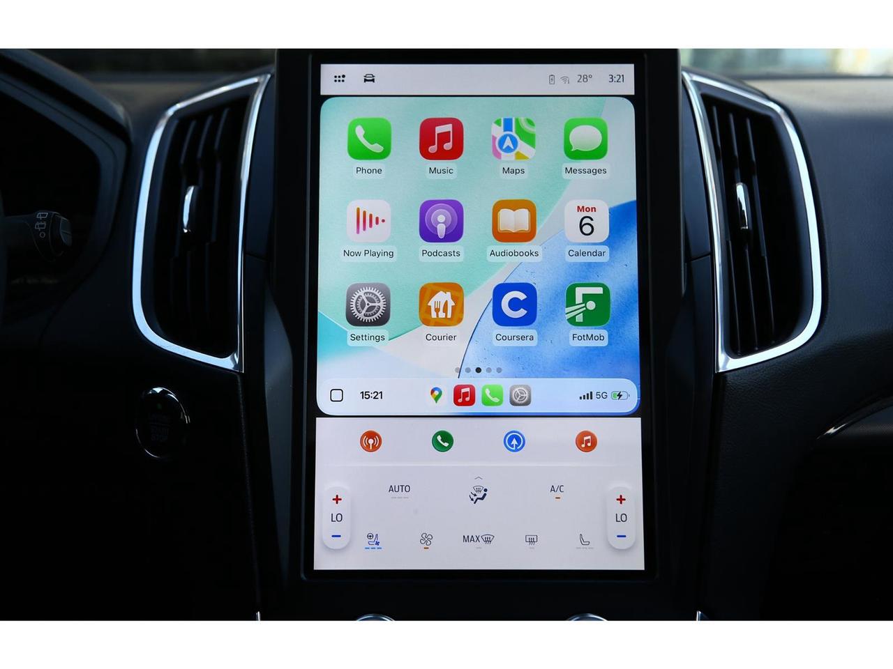 2022 Ford Edge TITANIUM - AWD - Navigation - Panorama Roof-  Leather Seats - Apple Car Play - Dual Zone Climate - Adaptive Cruise Photo