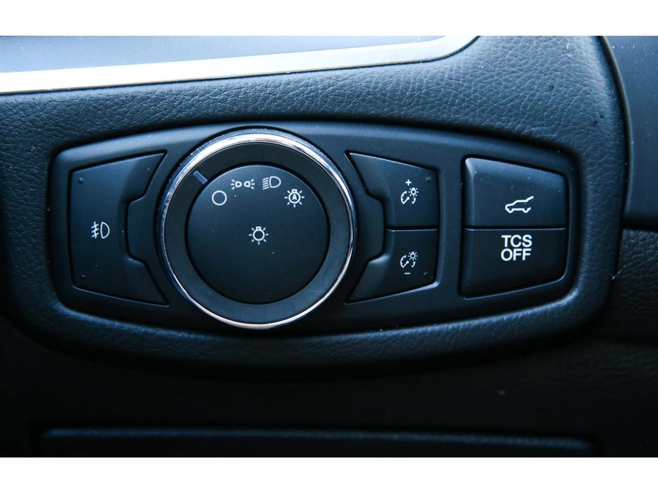 2022 Ford Edge TITANIUM - AWD - Navigation - Panorama Roof-  Leather Seats - Apple Car Play - Dual Zone Climate - Adaptive Cruise Photo
