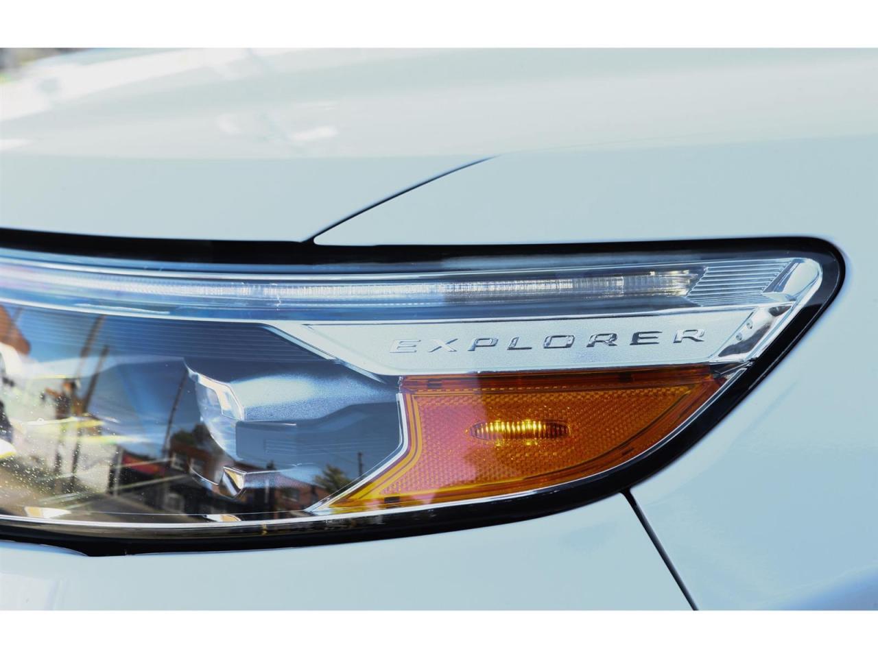 2020 Ford Explorer Platinum AWD | Panoramic Roof | Navigation | 6 Passenger Photo