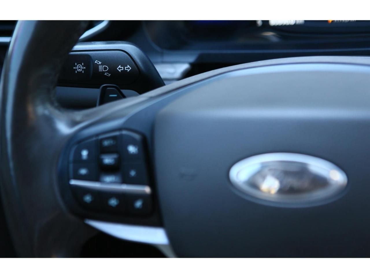 2020 Ford Explorer Platinum AWD | Panoramic Roof | Navigation | 6 Passenger Photo