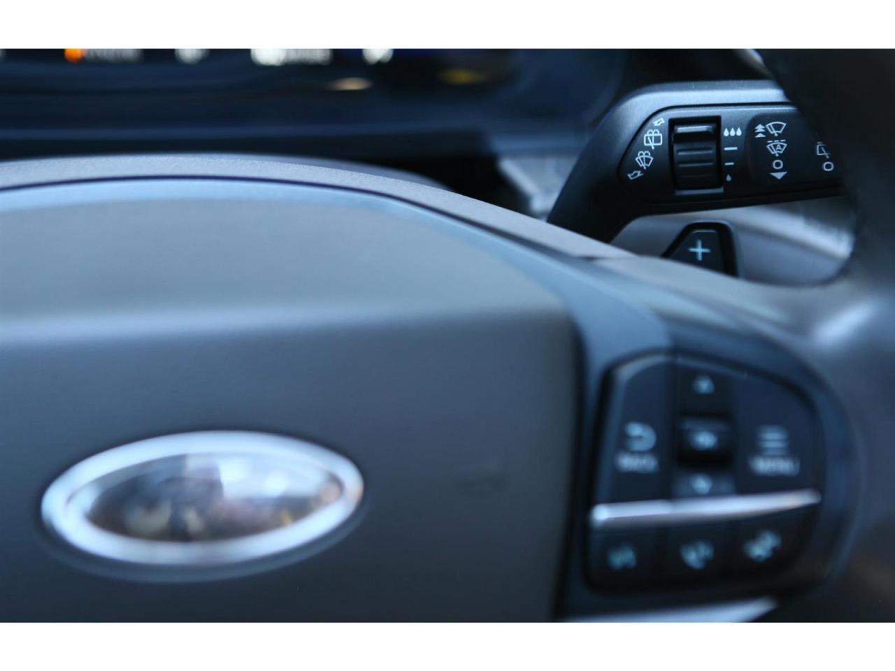 2020 Ford Explorer Platinum AWD | Panoramic Roof | Navigation | 6 Passenger Photo