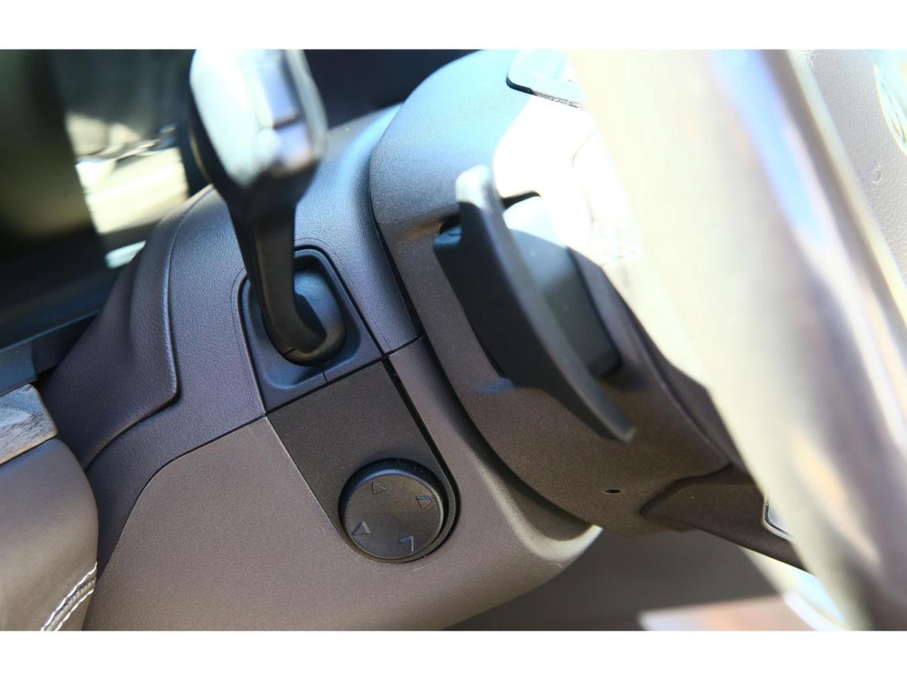 2020 Ford Explorer Platinum AWD | Panoramic Roof | Navigation | 6 Passenger Photo