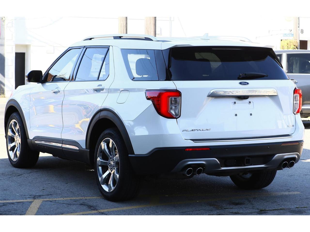 2020 Ford Explorer Platinum AWD | Panoramic Roof | Navigation | 6 Passenger Photo4