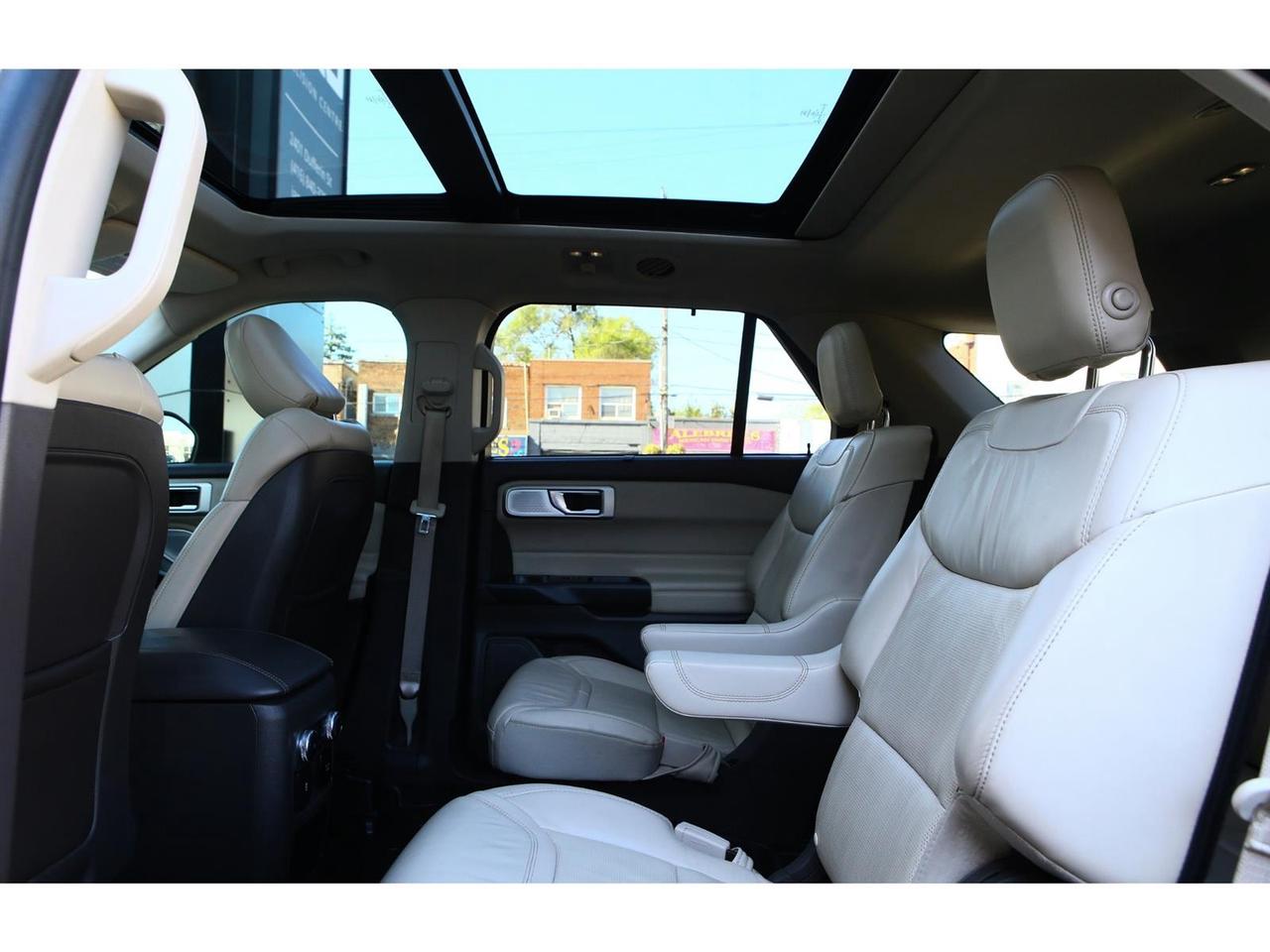 2020 Ford Explorer Platinum AWD | Panoramic Roof | Navigation | 6 Passenger Photo