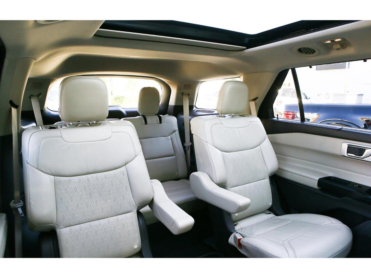 2020 Ford Explorer Platinum AWD | Panoramic Roof | Navigation | 6 Passenger Photo