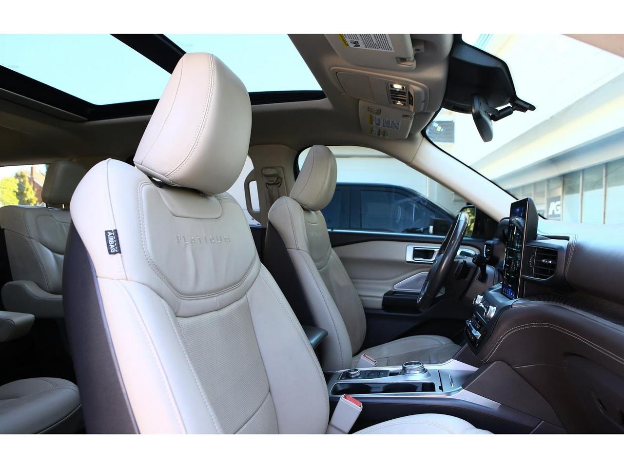 2020 Ford Explorer Platinum AWD | Panoramic Roof | Navigation | 6 Passenger Photo