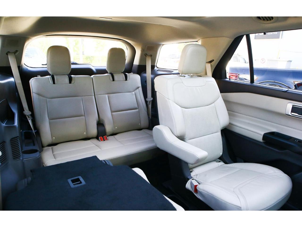 2020 Ford Explorer Platinum AWD | Panoramic Roof | Navigation | 6 Passenger Photo