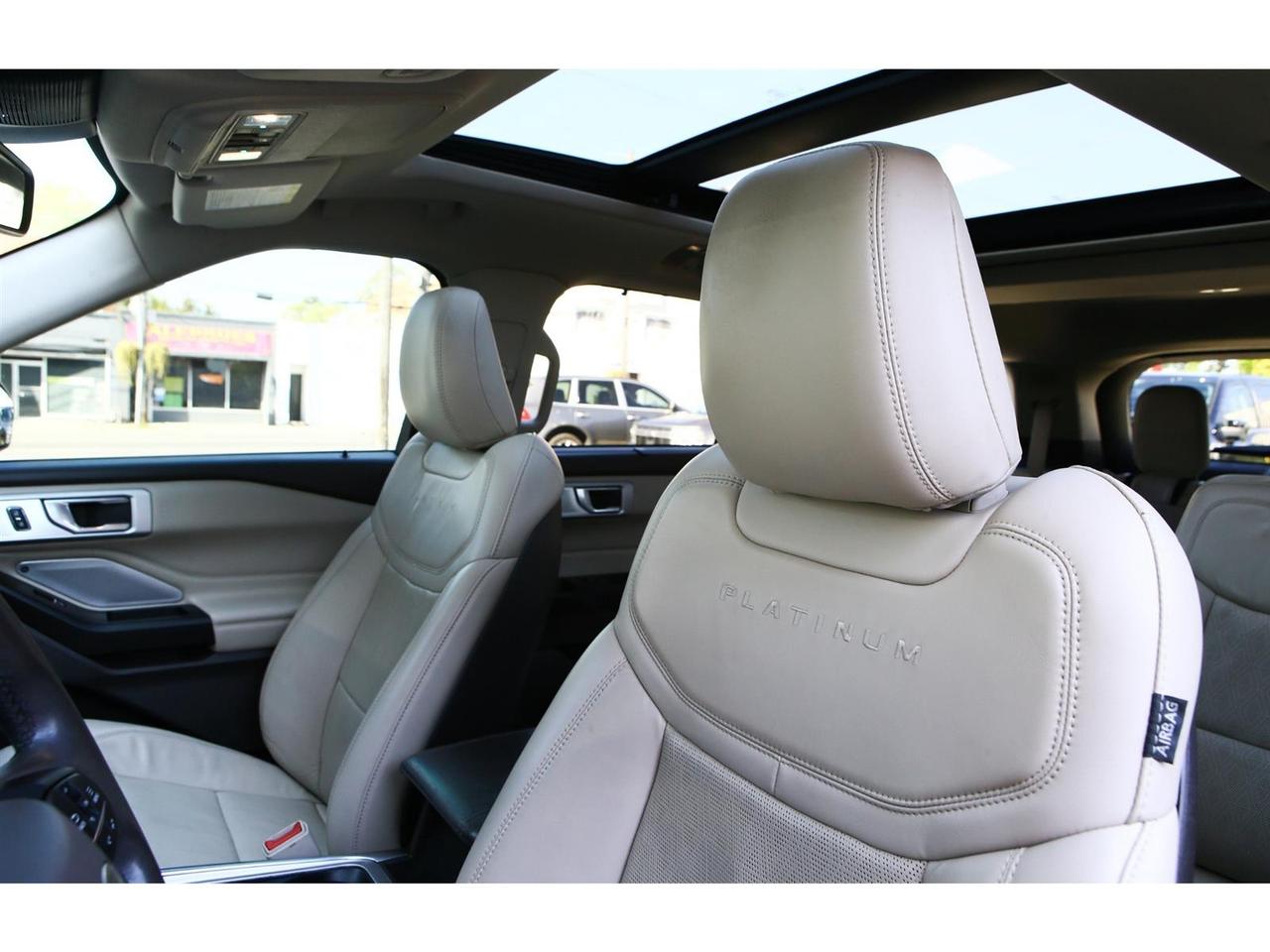 2020 Ford Explorer Platinum AWD | Panoramic Roof | Navigation | 6 Passenger Photo