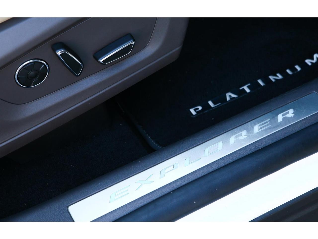 2020 Ford Explorer Platinum AWD | Panoramic Roof | Navigation | 6 Passenger Photo