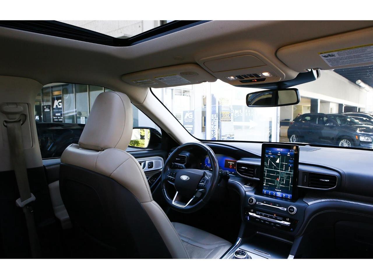 2020 Ford Explorer Platinum AWD | Panoramic Roof | Navigation | 6 Passenger Photo