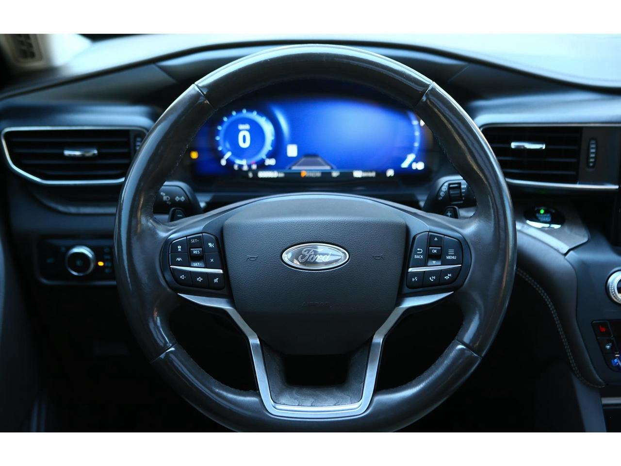 2020 Ford Explorer Platinum AWD | Panoramic Roof | Navigation | 6 Passenger Photo