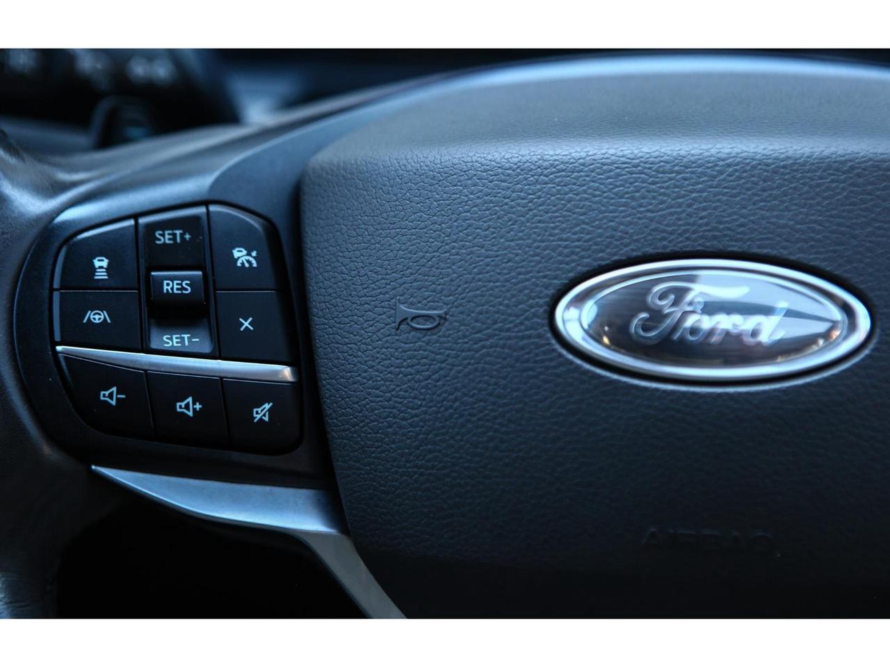 2020 Ford Explorer Platinum AWD | Panoramic Roof | Navigation | 6 Passenger Photo