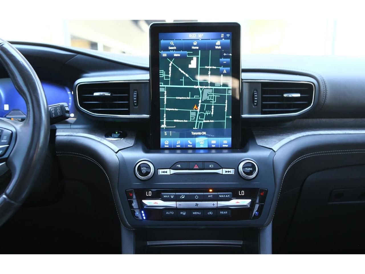 2020 Ford Explorer Platinum AWD | Panoramic Roof | Navigation | 6 Passenger Photo