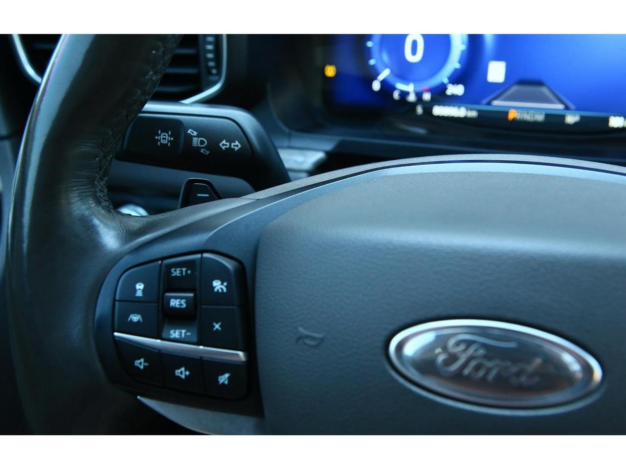 2020 Ford Explorer Platinum AWD | Panoramic Roof | Navigation | 6 Passenger Photo