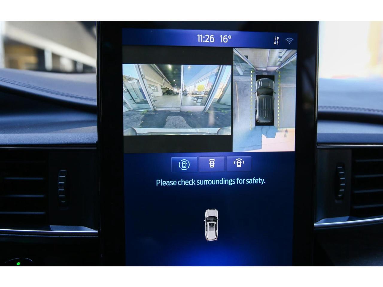 2020 Ford Explorer Platinum AWD | Panoramic Roof | Navigation | 6 Passenger Photo