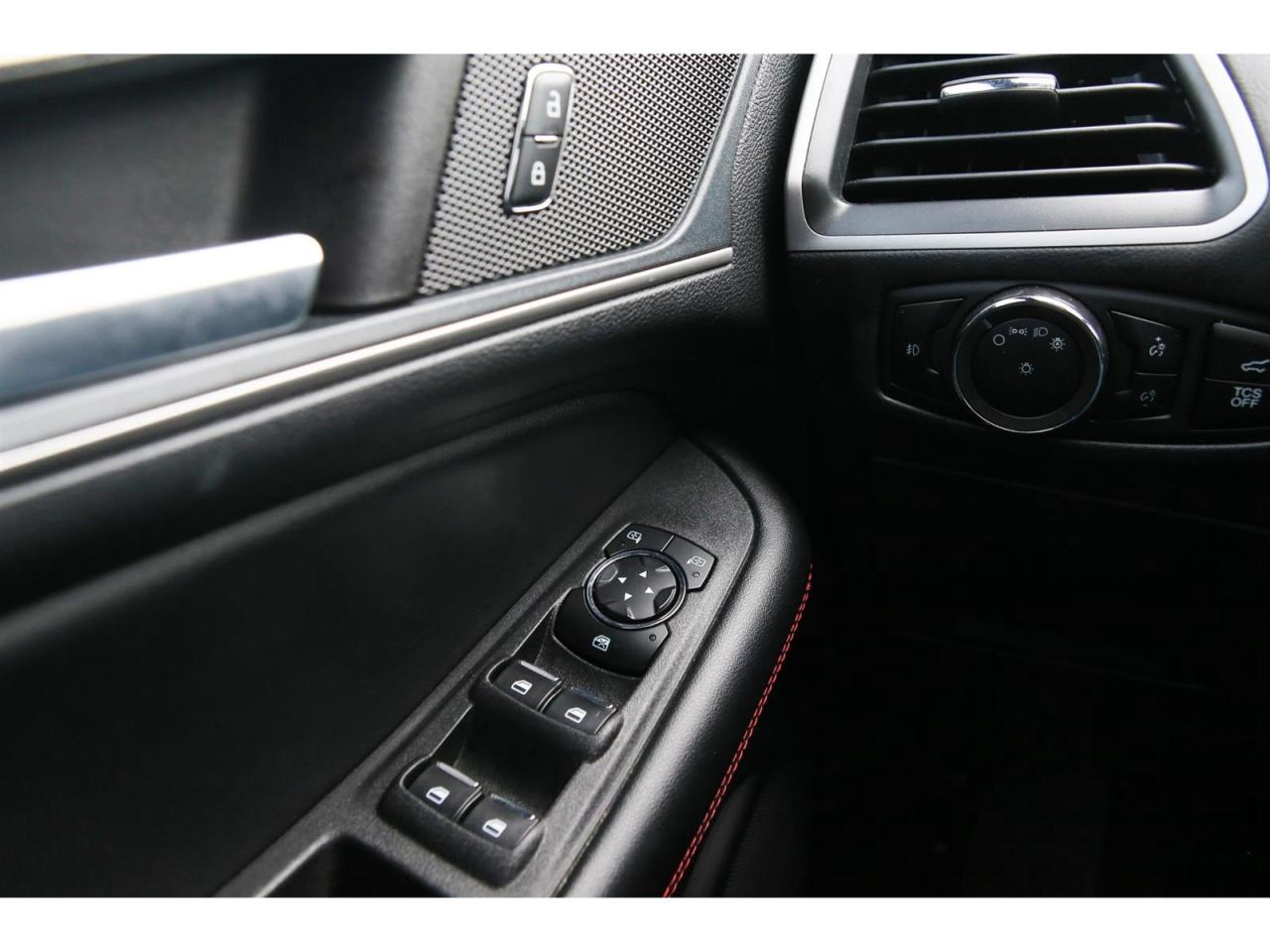 2024 Ford Edge ST-Line - AWD - Navigation - Leather Seats - Apple Car Play - Dual Zone Climate - Adaptive Cruise Photo