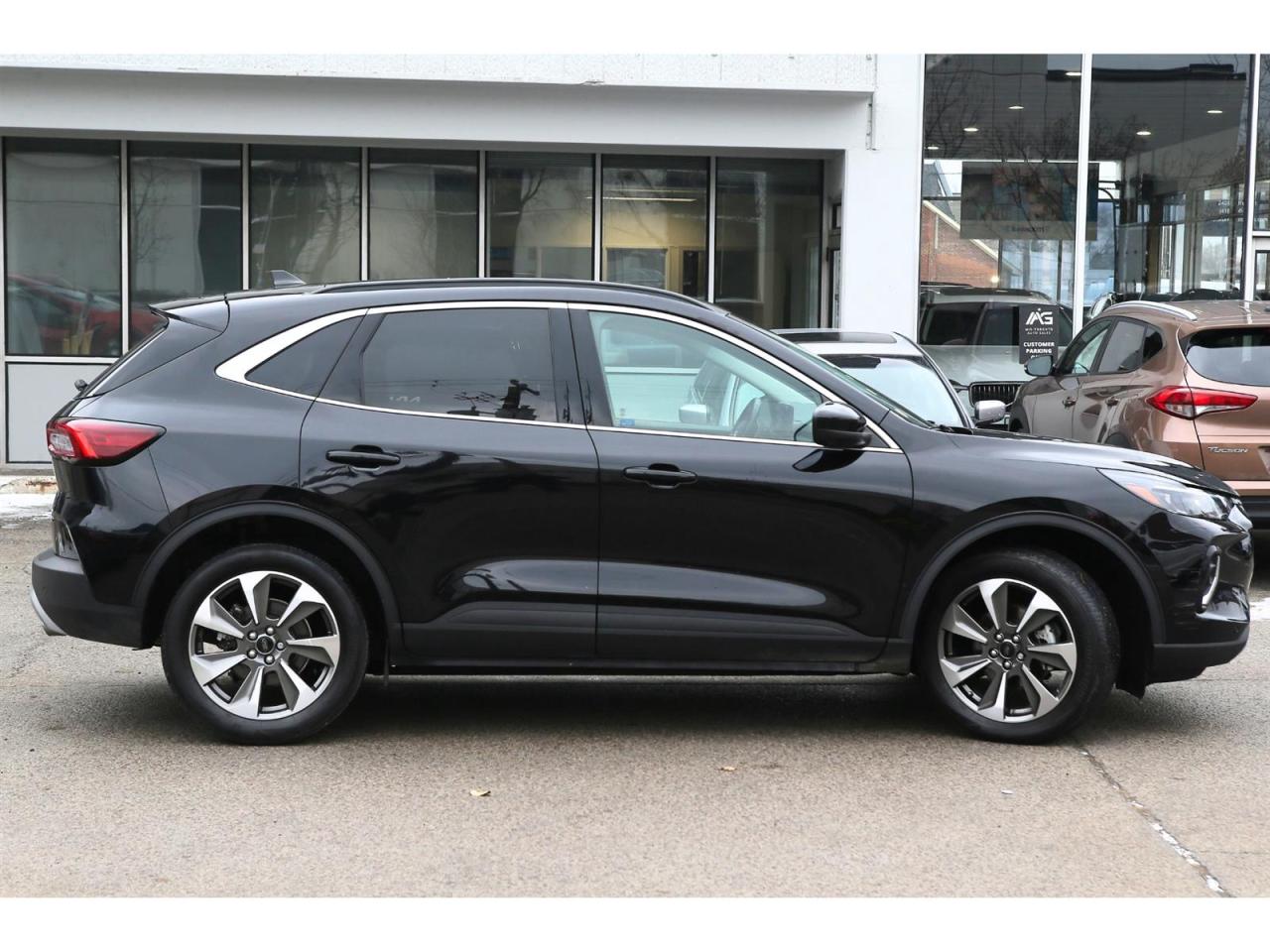 2023 Ford Escape Platinum AWD | Panoramic Roof | Navigation | Leather Seats Photo