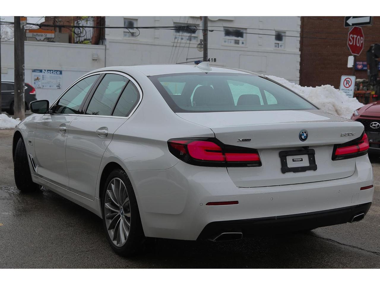 2023 BMW 530xi 530xe Plug-In-Hybrid Photo4