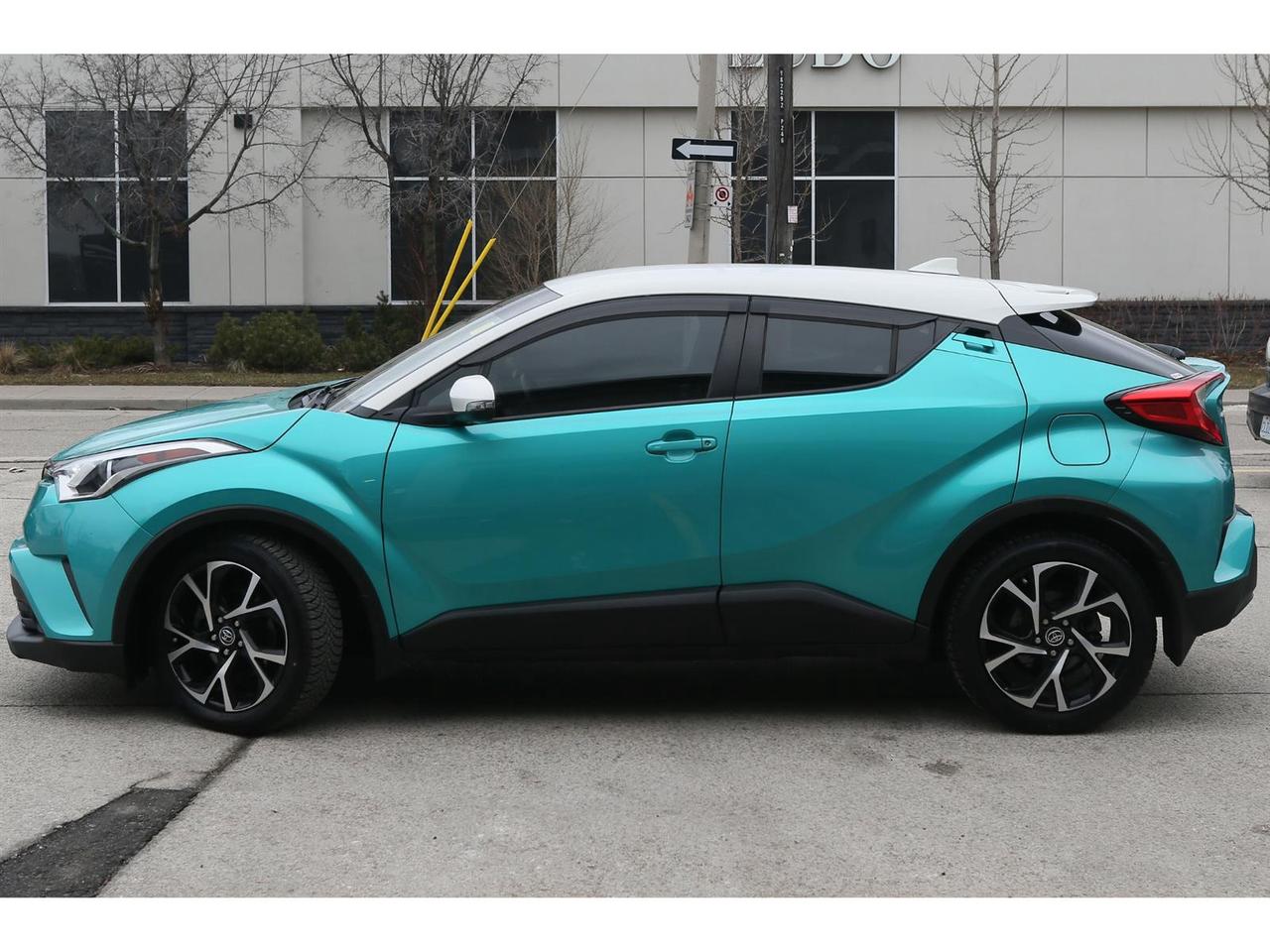 2018 Toyota C-HR XLE Premium Photo3