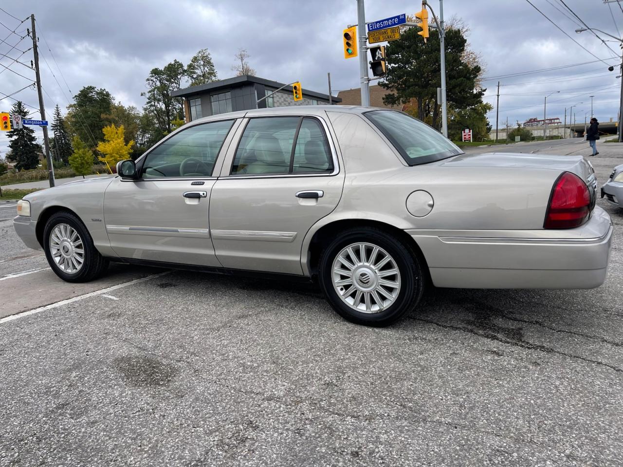 2010 Mercury Grand Marquis LS  ULTIMATE Photo3