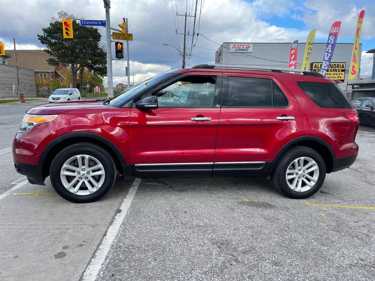 2013 Ford Explorer XLT 4WD Photo2